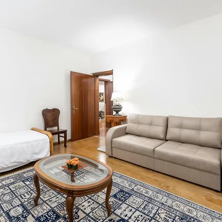 We 2br Blloku Тирана