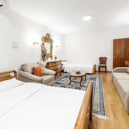 We 2br Blloku アパート ティラナ